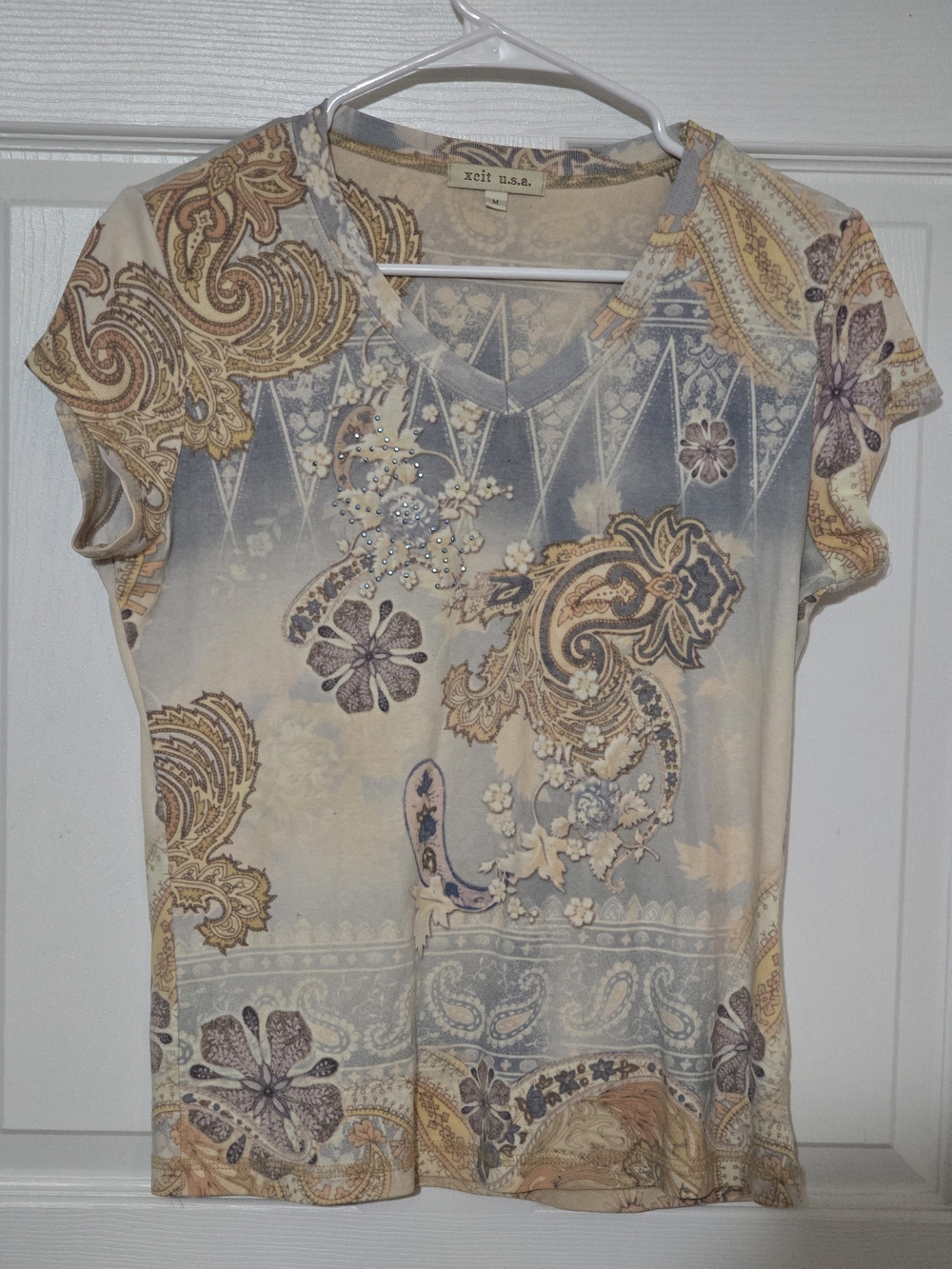 Xei U.S.A. Paisley V-Neck Short Sleeve Top in Cream and Taupe